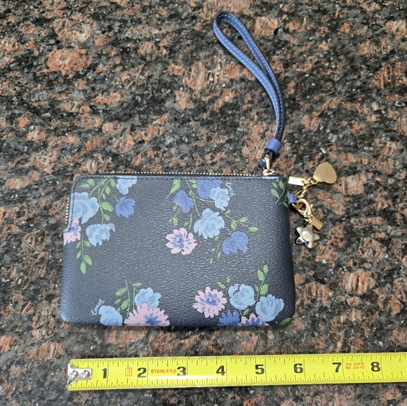 🐢 Coach Limited Edition Mini Floral clutch! Like New! - Picture 6 of 12